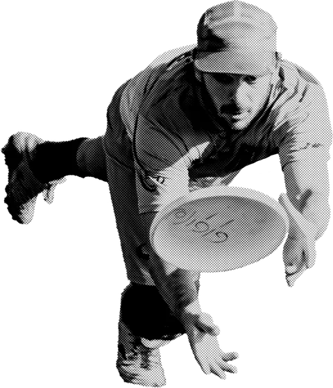 Giocatore di Ultimate Frisbee in tuffo per prendere il disco