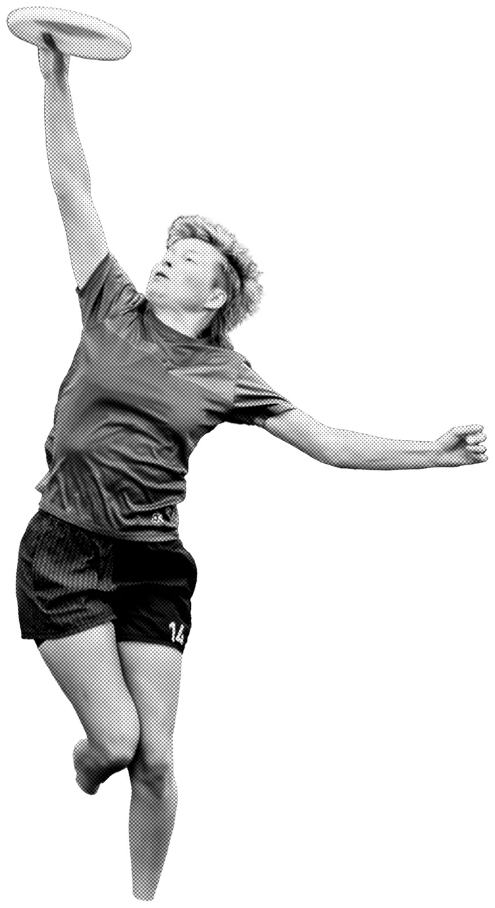 Atleta di Ultimate Frisbee in salto afferra il disco